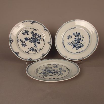 null Chine, Compagnie des Indes. Ensemble de 10 assiettes en porcelaine à décor bleu...