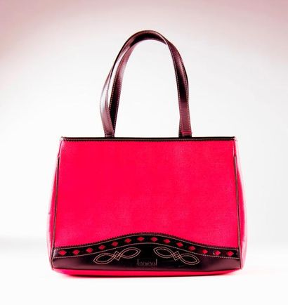 null SOCO. Sac cabas en cuir synthétique rouge et décor noir. 32,5x21,5 cm. Etat...