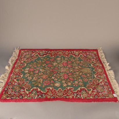 null Iran. Petit tapis à motif floral sur fond vert à bordure rouge. 72x51 cm. XIXème...