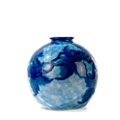 null THARAUD, Limoges. Vase boule en porcelaine à décor en bleu et vert de végétaux...