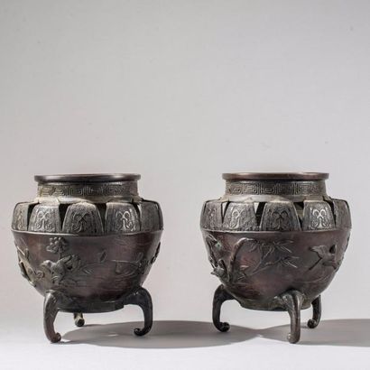 null TRAVAIL D'EXTREME ORIENT, XXe siècle. Paire de cache pots ajourés en bronze...
