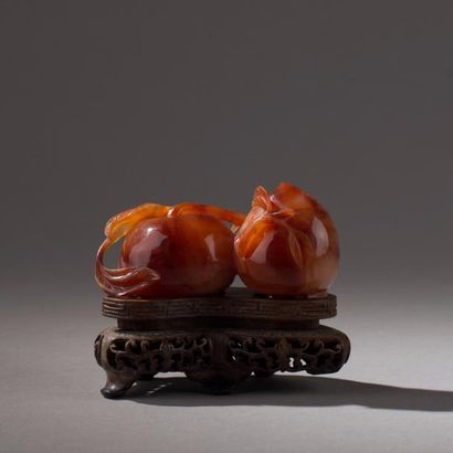 null CHINE, fin du XIXe, début du XXe siècle. Groupe de deux fruits en agate sculptée...