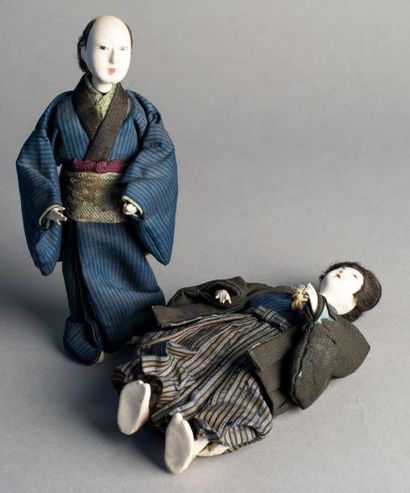 null JAPON, époque Meiji. Deux poupées revêtues de kimonos en soie ; accidents. H:...