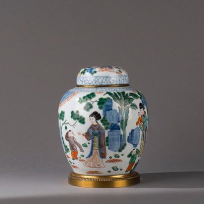 null CHINE, XXe siècle. Pot couvert en porcelaine Wucai, à décor de femmes et enfants...