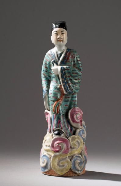 null CHINE. Statuette d'immortel en porcelaine polychrome, représenté debout sur...