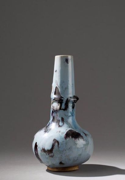 null CHINE, XIXe / XXe siècle. Vase bouteille en grès émaillé gris bleuté et brun,...