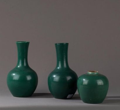 null CHINE, XIXe siècle. Ensemble de trois vases en grès émaillé vert, une paire...