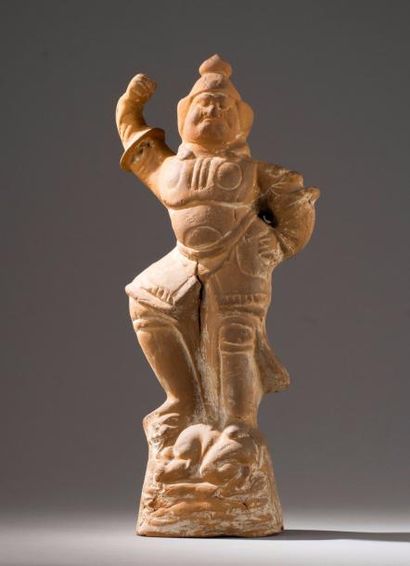 null CHINE, époque TANG (618-907). Statuette de Lokapala en terre cuite orangée,...