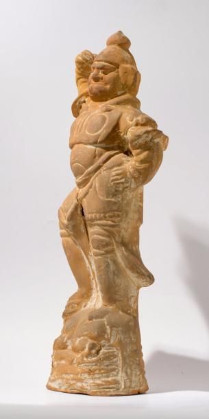 null CHINE, époque TANG (618-907). Statuette de Lokapala en terre cuite orangée,...