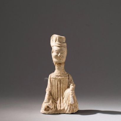 null CHINE, époque TANG (618-907). Dame de cour assise en terre cuite à glaçure crème...