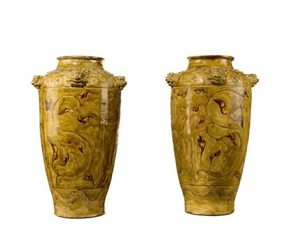 null VIETNAM, possiblement Tanhoa, XIVe siècle. Paire de grands vases en grès émaillé...