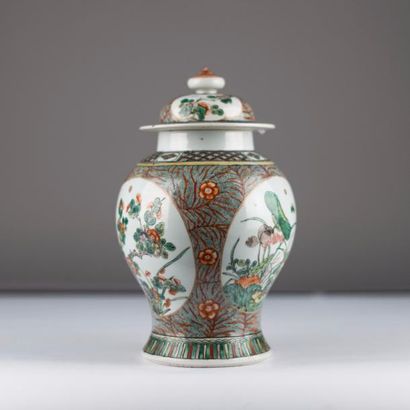 null Chine, XXe siècle. Potiche couverte en porcelaine Famille verte, balustre, décorée...