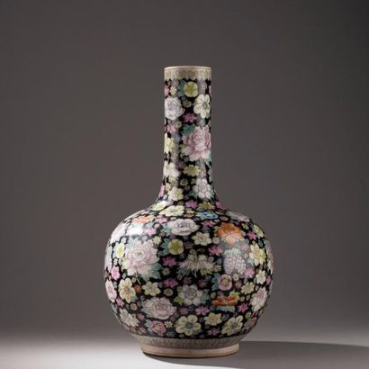 null CHINE, XXe siècle. Vase Tianqiuping la panse sphérique et col tubulaire à décor...