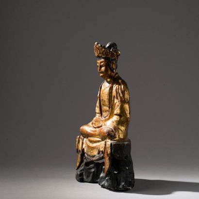 null CHINE, XVIIe, XVIIIe siècle. Statuette de Bodhisattva en bois laqué rouge et...