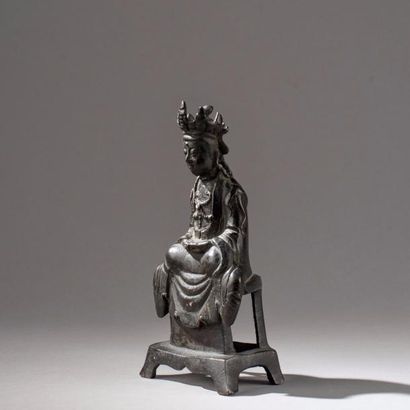 null CHINE, XVIIe siècle. Statuette de Bodhisattva en bronze représenté assis en...