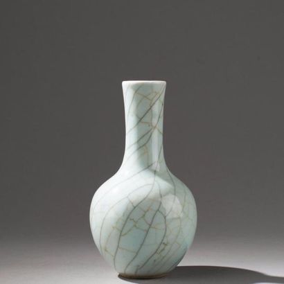 null CHINE, XIXe siècle. Petit vase Tianqiuping de forme boule à large col tubulaire...