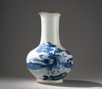 null CHINE, début du XXe siècle. Petit vase en porcelaine bleu blanc à décor de daims...