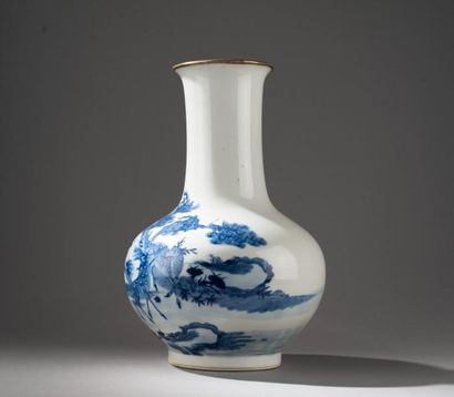 null CHINE, début du XXe siècle. Petit vase en porcelaine bleu blanc à décor de daims...