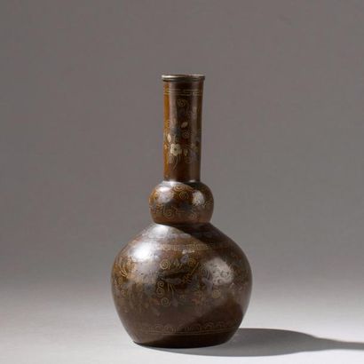 null CHINE DU SUD OU INDOCHINE, vers 1900. Petit vase en bronze double gourdes à...