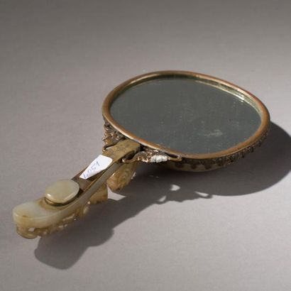 null CHINE, vers 1900 / 1920, la fibule et la plaque du XIXe siècle. Miroir en métal...