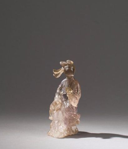 null CHINE, XXe siècle. Statuette de femme en cristal de roche sculpté, représentée...