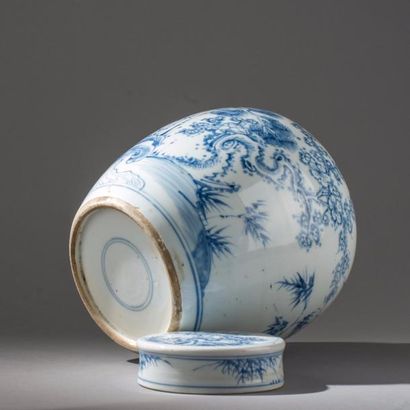null CHINE, XIXe siècle. Pot à gingembre couvert en porcelaine bleu et blanc, à décor...