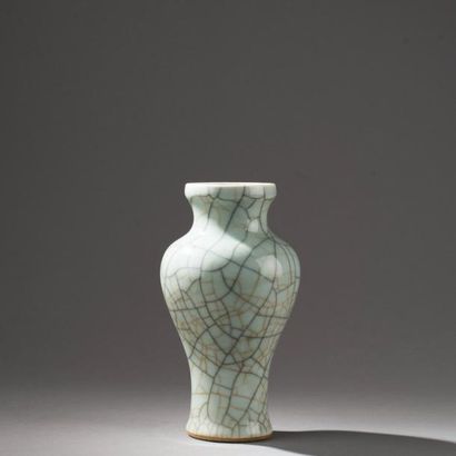 null CHINE, XIXe / XXe siècle. Petit vase de forme balustre en porcelaine à glaçure...