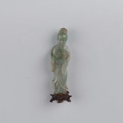 null CHINE. Statuette de Guanyin en jadéite représentée debout tenant un panier de...