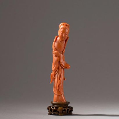 null CHINE. Statuette en corail rouge sculpté représentant une femme, socle bois...