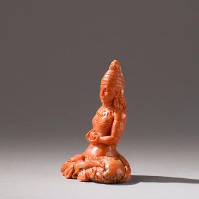 null CHINE, XXe siècle. Statuette de Bodhisattva assis en corail sculpté. H: 10 ...