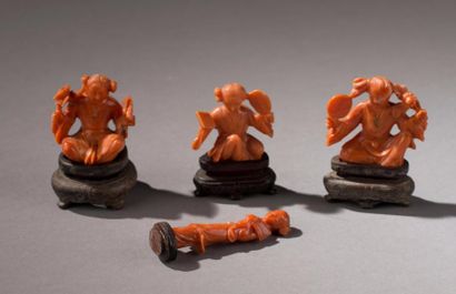 null CHINE, XXe siècle Ensemble de quatre petites statuettes en corail sculpté, représentant...