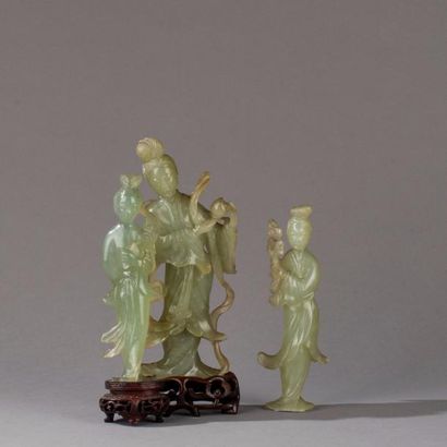 null CHINE, XXe siècle. Trois statuettes de Guanyin en serpentine, vêtues de longues...