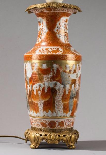 null JAPON, Kutani vers 1900 / 1910. Vase balustre à décor émaillé rouge de fer sur...