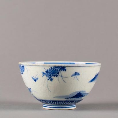 null JAPON, vers 1900. Petit bol en porcelaine à décor bleu d'un oiseau dans un paysage....