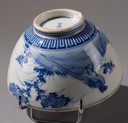null JAPON, vers 1900. Petit bol en porcelaine à décor bleu d'un oiseau dans un paysage....