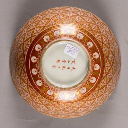 null JAPON, Kutani vers 1900. Bol en porcelaine à décor rouge, polychrome et rehauts...