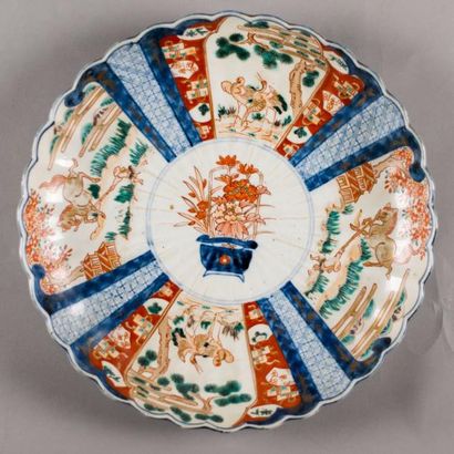 null JAPON, XIXe siècle. Plat en porcelaine Imari, polylobé, à décor rayonnant de...
