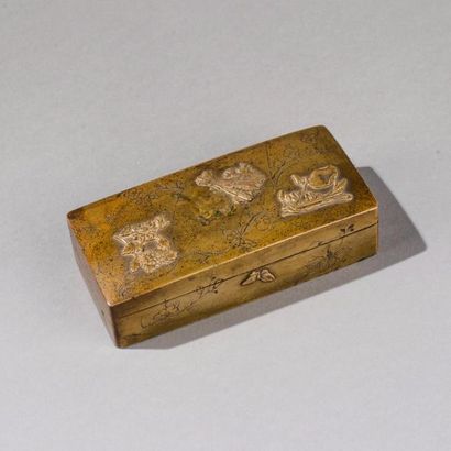 null JAPON, fin du XIXe siècle. Boîte rectangulaire couverte en cuivre à décor en...