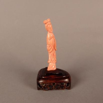 null CHINE, XXe siècle. Sujet en corail sculpté représentant une femme. H: 8,5 c...