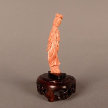 null CHINE, XXe siècle. Sujet en corail sculpté représentant une femme. H: 8,5 c...