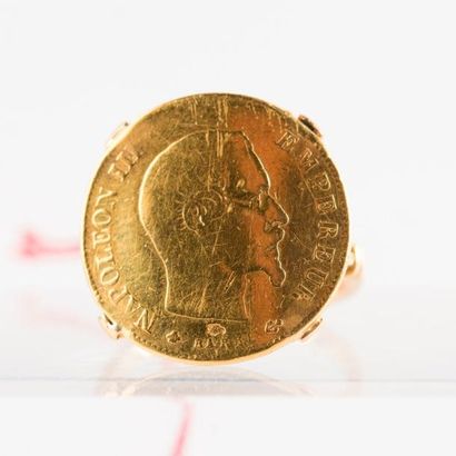 null Bague en or jaune 750 millièmes (18K) ornée d'une pièce de 10 Francs Napoléon...