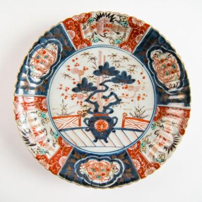 Japon, Imari Plat polylobé en porcelaine à décor en bleu et blanc de bouquet central....