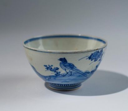 JAPON, vers 1900 Petit bol en porcelaine à décor bleu d'un oiseau dans un paysage....