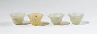 Chine, fin du XIXème - début du XXème siècle Quatre petites coupelles en jade céladon...