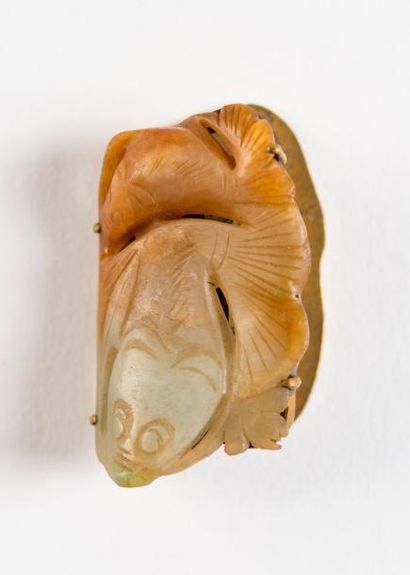 CHINE, vers 1900 / 1920 Pince en jadéite et monture en bronze doré à décor de poissons....