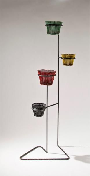 Mathieu MATÉGOT (1910-2001) Porte-plante en acier, quatre pots en rigitulle de couleur...