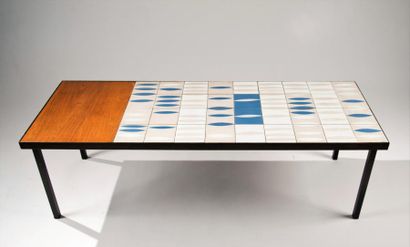 ROGER CAPRON (1922-2006) Table basse, plateau recouvert de carreaux de céramique...