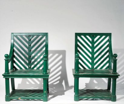 EMILIO TERRY (1890-1969) Paire de fauteuils de jardin en bois laqué vert, accotoirs...