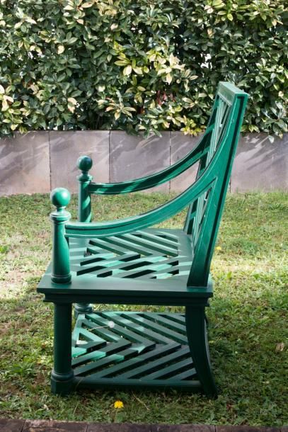 EMILIO TERRY (1890-1969) Paire de fauteuils de jardin en bois laqué vert, accotoirs...