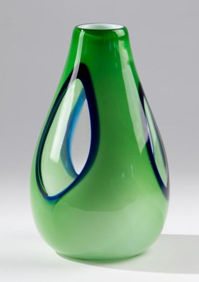 TRAVAIL ITALIEN Vase en verre vert à décor de trois gouttes incolores cernées de...